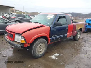 2002 GMC Sonoma SLS with VIN 1GTDT19WX28106238, listed as a IAAI auction lot 41559054 with 247,226 mi miles. Bid and sale history available at carsss.com. Image 2.