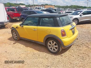 2007 MINI Hardtop z VIN WMWMF33557TT56622, wystawiony jako IAAI lot #42227758 z przebiegiem 145 258 mil mil oraz . Historia ofert i sprzedaży dostępna na DreamBid. Obrazek 3.