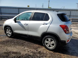 2021 Chevrolet Trax LS z VIN KL7CJKSB9MB306982, wystawiony jako Copart lot #52457215 z przebiegiem 95 949 mil mil oraz Czysty tytuł • Clean title. Historia ofert i sprzedaży dostępna na DreamBid. Obrazek 2.