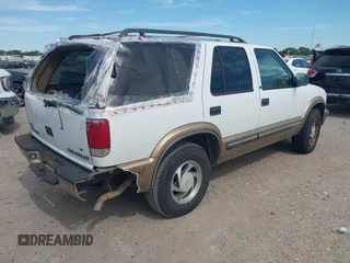 1999 Chevrolet Blazer Trailblazer z VIN 1GNDT13W4X2208791, wystawiony jako IAAI lot #42281876 z przebiegiem 261 605 mil mil oraz . Historia ofert i sprzedaży dostępna na DreamBid. Obrazek 4.