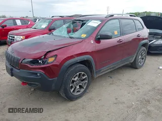 2020 Jeep Cherokee Trailhawk z VIN 1C4PJMBX8LD619813, wystawiony jako IAAI lot #42366066 z przebiegiem 69 811 mil mil oraz . Historia ofert i sprzedaży dostępna na DreamBid. Obrazek 2.