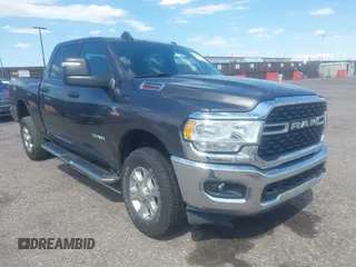 2024 Ram 2500 Big Horn z VIN 3C6UR5DL4RG303677, wystawiony jako IAAI lot #42478894 z przebiegiem 19 137 mil mil oraz . Historia ofert i sprzedaży dostępna na DreamBid. Obrazek 1.