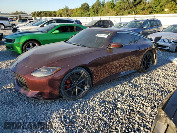 2023 Nissan Z Performance z VIN JN1BZ4BH8PM311058, wystawiony jako Copart lot #74943134 z przebiegiem 26 419 mil mil oraz Czysty tytuł • Clean title. Historia ofert i sprzedaży dostępna na DreamBid. Obrazek 1.
