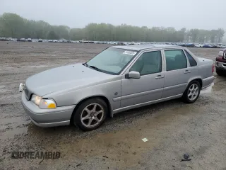 1999 Volvo S70 z VIN YV1LS55AXX1582497, wystawiony jako Copart lot #51600505 z przebiegiem 126 104 mil mil oraz Tytuł czysty. Historia ofert i sprzedaży dostępna na DreamBid. Obrazek 1.
