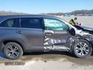 2019 Toyota Highlander Hybrid LE z VIN 5TDBGRFH3KS076303, wystawiony jako IAAI lot #41770576 z przebiegiem 15 591 mil mil oraz . Historia ofert i sprzedaży dostępna na DreamBid. Obrazek 14.