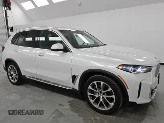 2024 BMW X5 xDrive40i z VIN 5UX23EU01R9T52728, wystawiony jako Copart lot #49401515 z przebiegiem 512 mil mil oraz Tytuł czysty. Historia ofert i sprzedaży dostępna na DreamBid. Obrazek 4.