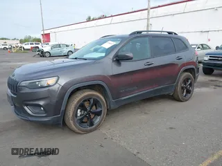 2021 Jeep Cherokee Latitude Plus z VIN 1C4PJMLB9MD140076, wystawiony jako IAAI lot #41998687 z przebiegiem 175 956 mil mil oraz . Historia ofert i sprzedaży dostępna na DreamBid. Obrazek 18.