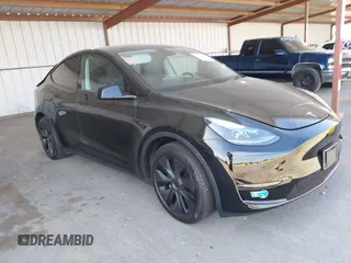 2025 Tesla Model Y Long Range z VIN 7SAYGDED0SF251870, wystawiony jako IAAI lot #42045475 z przebiegiem 23 043 mil mil oraz . Historia ofert i sprzedaży dostępna na DreamBid. Obrazek 1.