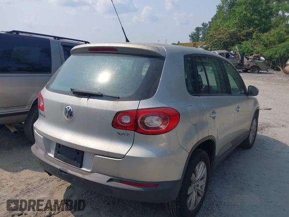2010 Volkswagen Tiguan Wolfsburg Edition z VIN WVGAV7AX4AW516107, wystawiony jako IAAI lot #42399809 z przebiegiem 91 780 mil mil oraz . Historia ofert i sprzedaży dostępna na DreamBid. Obrazek 4.