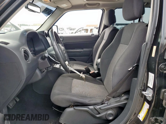 2011 Jeep Patriot Latitude z VIN 1J4NF1GB5BD101025, wystawiony jako Copart lot #57165965 z przebiegiem 100 980 mil mil oraz Czysty tytuł • Clean title. Historia ofert i sprzedaży dostępna na DreamBid. Obrazek 7.
