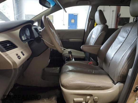 2014 Toyota Sienna LE AAS z VIN 5TDKK3DC7ES459300, wystawiony jako Copart lot #58664605 z przebiegiem 191 264 mil mil oraz Czysty tytuł • Clean title. Historia ofert i sprzedaży dostępna na DreamBid. Obrazek 7.