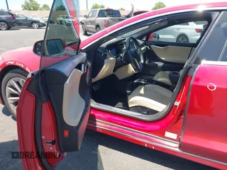 2017 Tesla Model S 60 z VIN 5YJSA1E18HF178698, wystawiony jako IAAI lot #42627397 z przebiegiem 87 301 mil mil oraz . Historia ofert i sprzedaży dostępna na DreamBid. Obrazek 5.