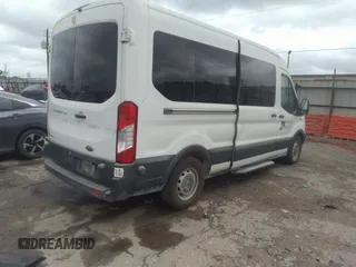 2015 Ford Transit Passenger XL z VIN 1FBAX2CG3FKA97085, wystawiony jako IAAI lot #42210744 z przebiegiem 81 911 mil mil oraz . Historia ofert i sprzedaży dostępna na DreamBid. Obrazek 4.