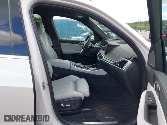 2024 BMW X5 xDrive40i z VIN 5UX23EU07R9S40743, wystawiony jako IAAI lot #40135118 z przebiegiem 303 mil mil oraz . Historia ofert i sprzedaży dostępna na DreamBid. Obrazek 5.