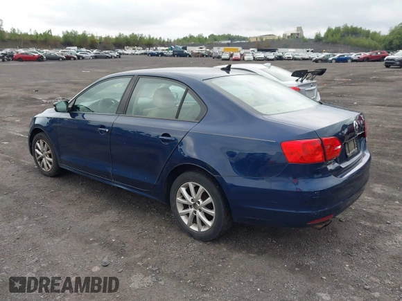 2011 Volkswagen Jetta SE z VIN 3VWDZ7AJ2BM388322, wystawiony jako IAAI lot #42772120 z przebiegiem 240 415 mil mil oraz . Historia ofert i sprzedaży dostępna na DreamBid. Obrazek 3.