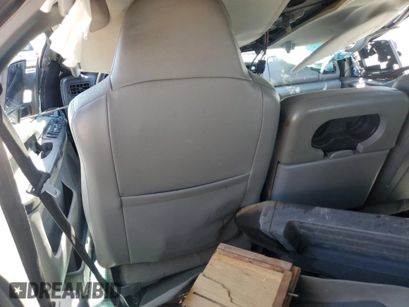 2005 Ford Excursion Special Serv z VIN 1FMSU41P95EC50830, wystawiony jako Copart lot #56156504 z przebiegiem Nie podano mil oraz Nie do naprawy • Non repairable. Historia ofert i sprzedaży dostępna na DreamBid. Obrazek 8.