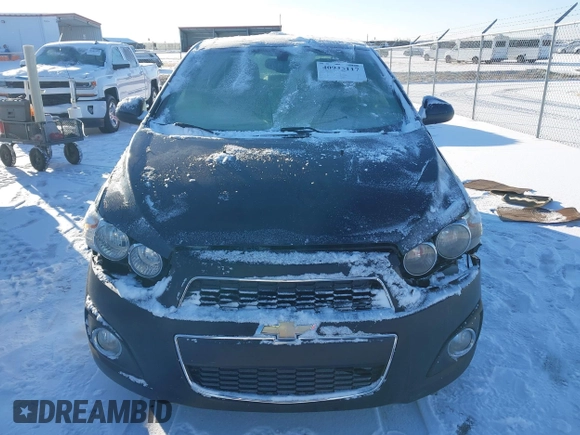 2015 Chevrolet Sonic LT z VIN 1G1JC5SH8F4194265, wystawiony jako IAAI lot #40945117 z przebiegiem 77 229 mil mil oraz . Historia ofert i sprzedaży dostępna na DreamBid. Obrazek 12.