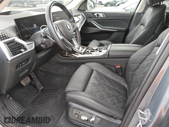 2024 BMW X7 xDrive40i z VIN 5UX23EM08R9V48892, wystawiony jako Copart lot #56059665 z przebiegiem 28 430 mil mil oraz Tytuł czysty. Historia ofert i sprzedaży dostępna na DreamBid. Obrazek 7.