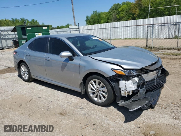 2024 Toyota Camry LE z VIN 4T1C11AK8RU261202, wystawiony jako Copart lot #53353235 z przebiegiem 22 487 mil mil oraz Szkoda całkowita • Salvage title. Historia ofert i sprzedaży dostępna na DreamBid. Obrazek 4.