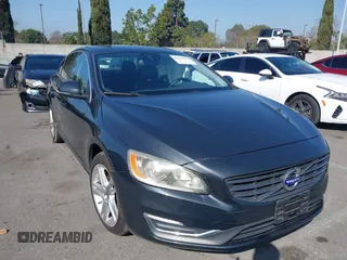 2015 Volvo S60 T5 Drive-E Premier z VIN YV126MFB2F1315614, wystawiony jako IAAI lot #41675256 z przebiegiem 100 219 mil mil oraz . Historia ofert i sprzedaży dostępna na DreamBid. Obrazek 1.