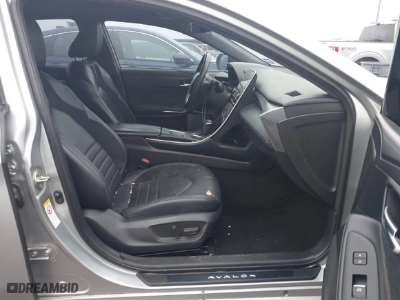 2019 Toyota Avalon XLE with VIN 4T1BZ1FB8KU006035, listed as a IAAI auction lot 41591179 with 111,917 mi miles. Bid and sale history available at carsss.com. Image 5.