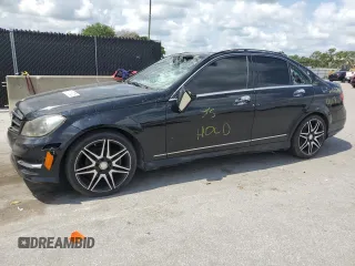 2014 Mercedes-Benz C 250 Sport z VIN WDDGF4HB5EG240448, wystawiony jako Copart lot #61107925 z przebiegiem 105 651 mil mil oraz Czysty tytuł • Clean title. Historia ofert i sprzedaży dostępna na DreamBid. Obrazek 1.