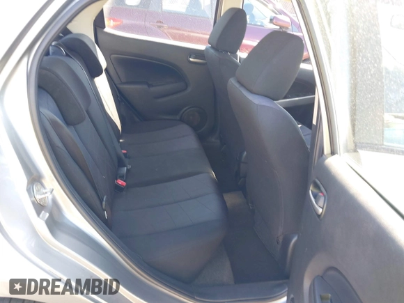 2011 Mazda 2 Sport z VIN JM1DE1HY2B0105631, wystawiony jako IAAI lot #41858190 z przebiegiem 188 253 mil mil oraz . Historia ofert i sprzedaży dostępna na DreamBid. Obrazek 8.