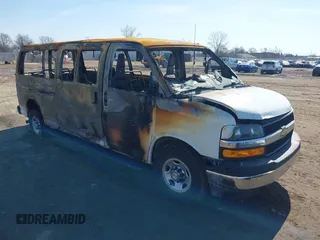 2020 Chevrolet Express Passenger LT z VIN 1GAZGPFGXL1155159, wystawiony jako IAAI lot #41780205 z przebiegiem Nie podano mil oraz . Historia ofert i sprzedaży dostępna na DreamBid. Obrazek 1.