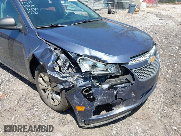 2014 Chevrolet Cruze LS z VIN 1G1PA5SH0E7299802, wystawiony jako IAAI lot #42023378 z przebiegiem 228 763 mil mil oraz . Historia ofert i sprzedaży dostępna na DreamBid. Obrazek 6.