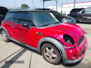 2011 MINI Hardtop z VIN WMWSU3C54BT098017, wystawiony jako IAAI lot #42438687 z przebiegiem 138 609 mil mil oraz . Historia ofert i sprzedaży dostępna na DreamBid. Obrazek 1.