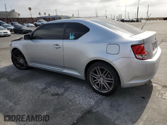 2013 Scion tC z VIN JTKJF5C70D3045008, wystawiony jako Copart lot #58628614 z przebiegiem 130 739 mil mil oraz Szkody całkowita. Historia ofert i sprzedaży dostępna na DreamBid. Obrazek 2.