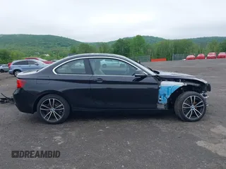 2020 BMW 2 Series 230i xDrive z VIN WBA2J3C02L7E63806, wystawiony jako IAAI lot #42270821 z przebiegiem 28 277 mil mil oraz . Historia ofert i sprzedaży dostępna na DreamBid. Obrazek 14.