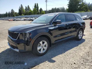 2024 Kia Sorento LX z VIN 5XYRG4JC5RG300367, wystawiony jako Copart lot #58332125 z przebiegiem 21 403 mil mil oraz Szkoda całkowita • Salvage title. Historia ofert i sprzedaży dostępna na DreamBid. Obrazek 1.