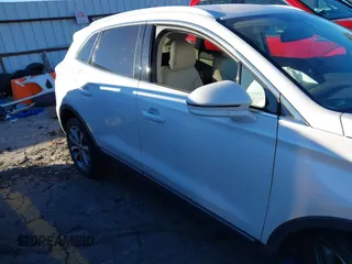 2019 Lincoln MKC Select z VIN 5LMCJ2D9XKUL17108, wystawiony jako IAAI lot #41045354 z przebiegiem 109 798 mil mil oraz . Historia ofert i sprzedaży dostępna na DreamBid. Obrazek 13.