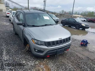 2020 Jeep Compass Trailhawk z VIN 3C4NJDDB6LT184616, wystawiony jako IAAI lot #41973717 z przebiegiem 105 765 mil mil oraz . Historia ofert i sprzedaży dostępna na DreamBid. Obrazek 1.