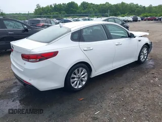 2018 Kia Optima S z VIN 5XXGT4L36JG233495, wystawiony jako IAAI lot #42284838 z przebiegiem 67 323 mil mil oraz . Historia ofert i sprzedaży dostępna na DreamBid. Obrazek 4.
