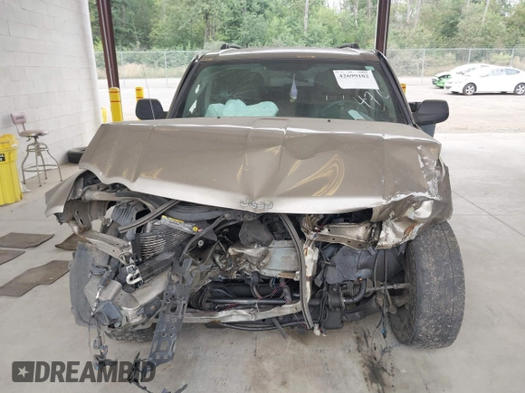 2005 Jeep Grand Cherokee Laredo with VIN 1J4GR48KX5C589625, listed as a IAAI auction lot 42699102 with Not provided miles and . Bid and sale history available at DreamBid. Image 13.
