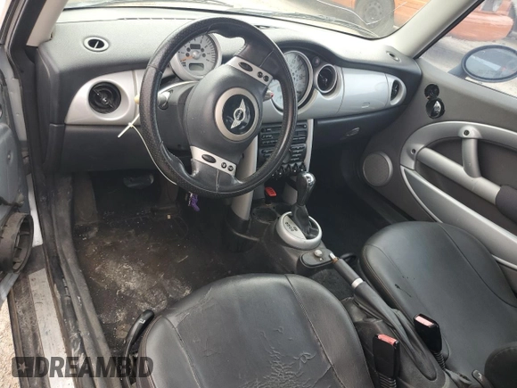 2004 MINI Hardtop with VIN WMWRC33424TJ63121, listed as a Copart auction lot 45724105 with 215,449 mi miles and Salvage Title. Bid and sale history available at DreamBid. Image 8.