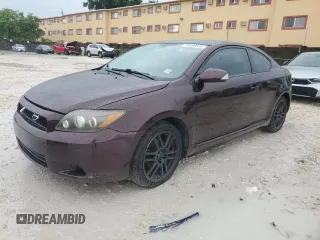 2010 Scion tC z VIN JTKDE3B79A0309636, wystawiony jako Copart lot #58693935 z przebiegiem 153 413 mil mil oraz Czysty tytuł • Clean title. Historia ofert i sprzedaży dostępna na DreamBid. Obrazek 1.