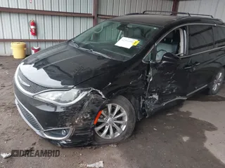 2018 Chrysler Pacifica Touring L z VIN 2C4RC1BG8JR211405, wystawiony jako IAAI lot #42301088 z przebiegiem 92 876 mil mil oraz . Historia ofert i sprzedaży dostępna na DreamBid. Obrazek 17.