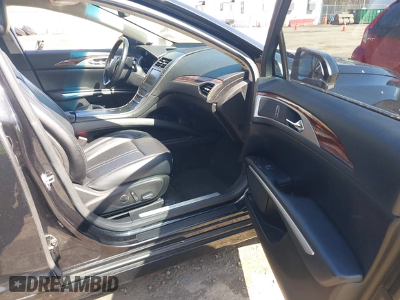 2015 Lincoln MKZ Hybrid z VIN 3LN6L2LU2FR624527, wystawiony jako IAAI lot #41976557 z przebiegiem 87 882 mil mil oraz . Historia ofert i sprzedaży dostępna na DreamBid. Obrazek 5.
