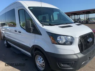 2023 Ford Transit Passenger XL z VIN 1FBAX9CG6PKB64448, wystawiony jako IAAI lot #42385263 z przebiegiem 31 883 mil mil oraz . Historia ofert i sprzedaży dostępna na DreamBid. Obrazek 1.