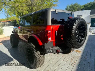 2024 Ford Bronco Big Bend z VIN 1FMDE7BH2RLA76597, wystawiony jako Copart lot #57521675 z przebiegiem 1 400 mil mil oraz Czysty tytuł • Clean title. Historia ofert i sprzedaży dostępna na DreamBid. Obrazek 3.