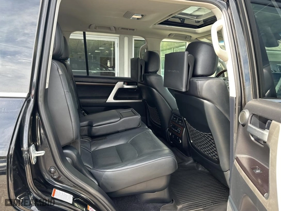 2017 Toyota Land Cruiser with VIN JTMCY7AJ7H4050517, listed as a Copart auction lot 73833724 with 137,775 mi miles and Clean Title. Bid and sale history available at carsss.com. Image 6.