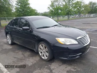 2012 Chrysler 200 Touring z VIN 1C3CCBBB0CN267715, wystawiony jako IAAI lot #42521231 z przebiegiem 137 950 mil mil oraz . Historia ofert i sprzedaży dostępna na DreamBid. Obrazek 1.