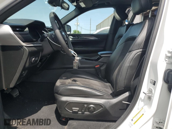 2023 Jeep Grand Cherokee Laredo z VIN 1C4RJGAGXPC552901, wystawiony jako Copart lot #60107115 z przebiegiem 44 231 mil mil oraz Szkoda całkowita • Salvage title. Historia ofert i sprzedaży dostępna na DreamBid. Obrazek 7.