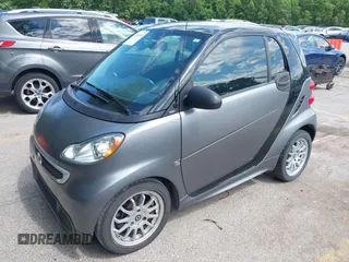 2013 Smart fortwo Pure z VIN WMEEJ3BA9DK585327, wystawiony jako IAAI lot #42343616 z przebiegiem 101 194 mil mil oraz . Historia ofert i sprzedaży dostępna na DreamBid. Obrazek 2.