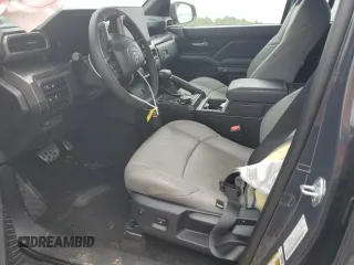 2024 Toyota Tacoma SR5 z VIN 3TYLB5JN0RT056369, wystawiony jako Copart lot #56704105 z przebiegiem 12 025 mil mil oraz Szkoda całkowita • Salvage title. Historia ofert i sprzedaży dostępna na DreamBid. Obrazek 7.