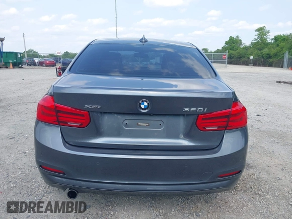 2018 BMW 3 Series 320i xDrive z VIN WBA8A3C55JA358857, wystawiony jako IAAI lot #42464459 z przebiegiem 72 068 mil mil oraz . Historia ofert i sprzedaży dostępna na DreamBid. Obrazek 17.