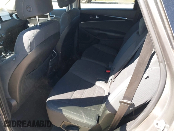 2017 Kia Sorento LX with VIN 5XYPG4A35HG189017, listed as a IAAI auction lot 41829860 with 116,810 mi miles. Bid and sale history available at carsss.com. Image 8.